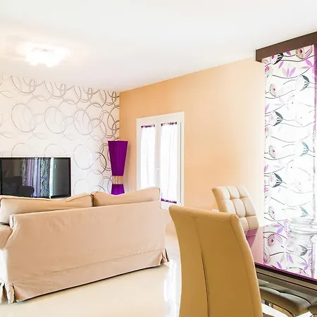 Wonderful Private In Golden Park Residence.
