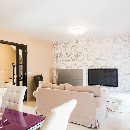 Wonderful Private In Golden Park Residence. * Corralejo